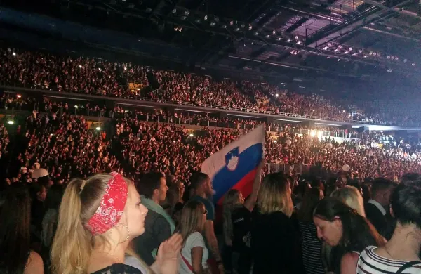 Med 17.000 obiskovalci v zagrebški areni je plapolalo kar 
nekaj slovenskih zastav, ki so pričale o številnih Slovencih na 
koncertu.