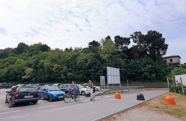 V občini snujejo vertikalno povezavo, ki bi  premagovala 
višinsko razliko od vznožja na nivoju stare obalne ceste do   
izhoda v spominskem parku pri OŠ Antona Ukmarja.