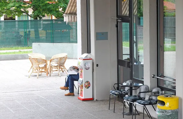 56-letnik iz Ljubljane naj bi v lokalu Dino v  Novi Gorici v 
zameno za plačilo nudil prostore za preprodajo prepovedanih 
drog.   