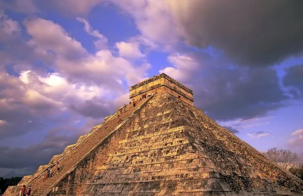 Majevska piramida Chichen Itza na Jukatanu v Mehiki