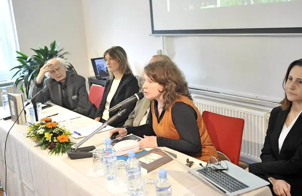 Ob Zygmuntu Baumanu so svoje misli predstavili še Lilie 
Chouliaraki, Mojca Pajnik in Lev Kreft, pogovor pa je vodila 
urednica slovenskega prevoda Postmoderne etike Ksenija 
Vidmar Horvat.