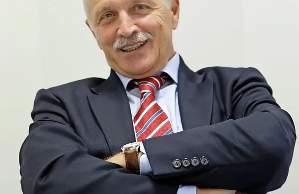 Andrej Možina, dosedanji predsednik zdravniške 
zbornice: “ Ne more biti zbornica tista, ki bi bila 
prva in bi popravljala napake v zdravstveni 
politiki, saj za to nismo ne prvi poklicani ne 
pristojni.”