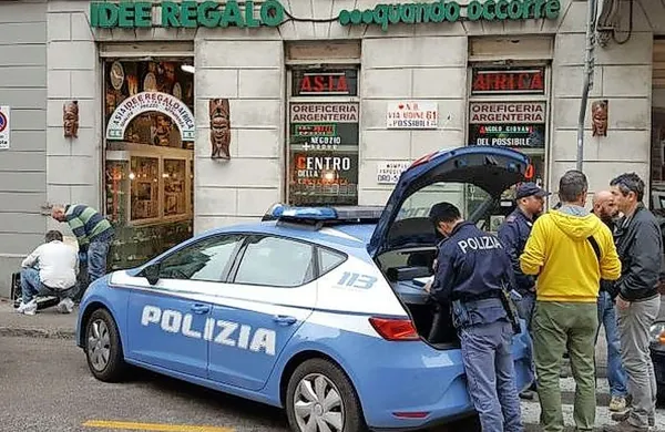 V trgovino Idee regalo, ki v Ulici Udine v Rojanu prodaja 
srebrnino, nakit in priložnostna darila, so okrog poldneva vdrli 
roparji.