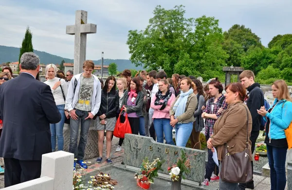 Na mirenskem pokopališču so se tuji dijaki in profesorji čudili nekdanji absurdni meji, ki je  
grobove delila na dva dela. In odprtih ust poslušali številne, tudi trpke anekdote. 