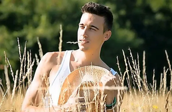 Nino Ošlak je mlad vsestranski domači glasbeni ustvarjalec, 
ki se od aprila lahko pohvali s svojo drugo samostojno ploščo 
Pod tušem in sedmimi posnetimi videospoti.
