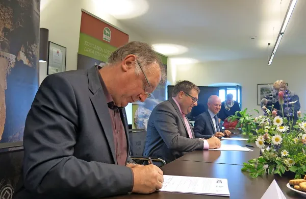 Kobilarna Lipica, Park vojaške zgodovine iz Pivke in Park 
Škocjanske jame so z današnjim podpisom sporazuma 
sklenili dogovor o sodelovanju na področju promocije, skupnih projektov in oblikovanja skupnih produktov.