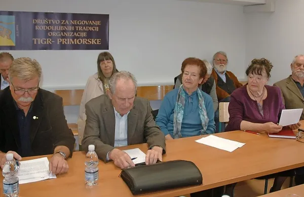Društvo Tigr je nestrankarsko, so včeraj  poudarili tudi predsedniki lokalnih odborov, ki so prišli v Sežano in podprli 
tajnika in predsednika Miho Pogačarja in Savina Jogana 
(sedita v prvi vrsti z leve).