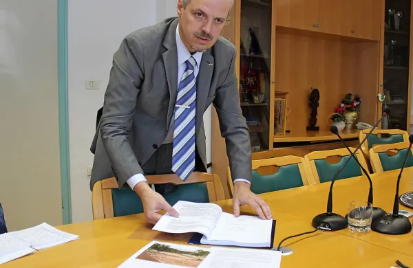 Pivški župan Robert Smrdelj je povedal, da jih ministrstvo s 
predlogom najustreznejše variante avtoceste še ni uradno 
seznanilo, pač pa so zanjo izvedeli iz podlag, ki jim jih je dalo 
pri spreminjanju občinskega prostorskega načrta. 