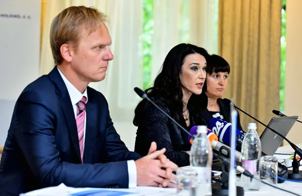 

Na novinarski konferenci Slovenskega državnega holdinga 
so predsednik uprave Marko Jazbec ter članici uprave Anja 
Strojin Štampar in Nada Drobne Popovič predstavili priprave 
na privatizacijo NLB. 