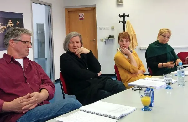 Prevajalec Srečko Fišer  (z leve), režiser Janusz Kica, dramaturginja Ana Kržišnik Blažica, v. d. 
direktorice SNG Neda Rusjan Bric ter dramaturginja Martina Mrhar  se veselijo zadnje, vendar  
s številčno zasedbo zaznamovane uprizoritve te sezone.