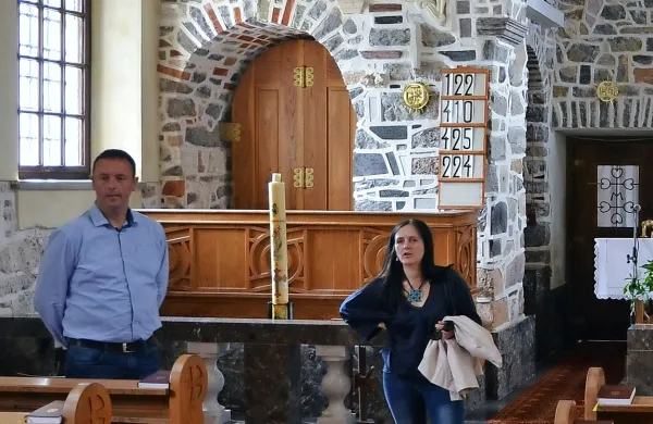 Gostom so pokazali Plečnikovo cerkev na Ponikvah.