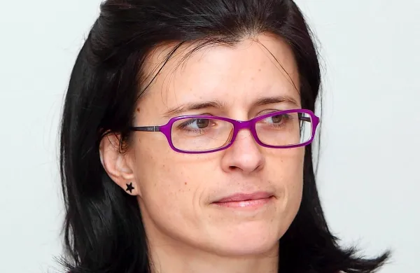 Tina Trampuš: “Zlasti na predelih, kjer se stena 
klifa  strmo dviga, se krošnje dreves ne morejo 
dobro  razrasti.” 