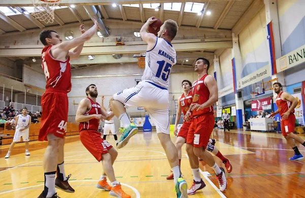 Soliden torkov strelski učinek (18 točk)  Sedina Karavdića (v 
belem dresu na tekmi proti Sežancem minuli petek) je bil 
premalo za ekipni uspeh Portoroža na gostovanju v Mariboru.

