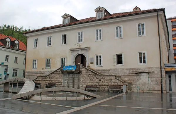 Nov uradni poročni kraj  bo dvorana v pritličju dvorca  na glavnem  postojnskem trgu, 
zgrajenem v  17. stoletju, ki je  ena pomembnejših kulturnozgodovinskih stavb v Postojni. 

