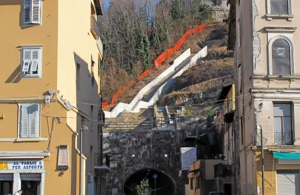 Gradbišče stoji že od leta 2011. Če se spet ne bo zalomilo, naj 
bi gradnjo nadaljevali pozimi prihodnje leto. 