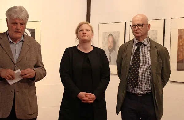 Razstavo Obviseli pogovori  so predstavili (z leve) likovni kritik 
Aleksander Bassin,  direktorica Pilonove galerije Tina Ponebšek in avtor Janez Vlachy. 

