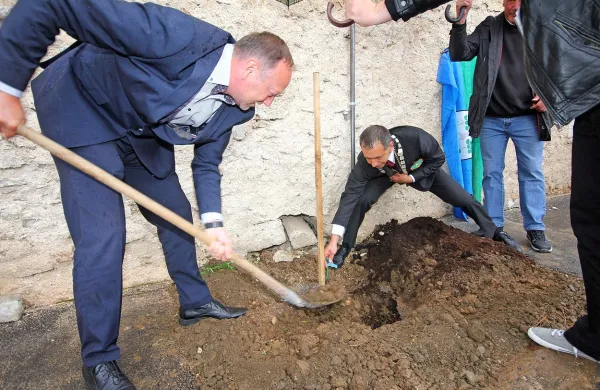 V Vipavi zasadili potomko najstarej&scaron;e trte na svetu