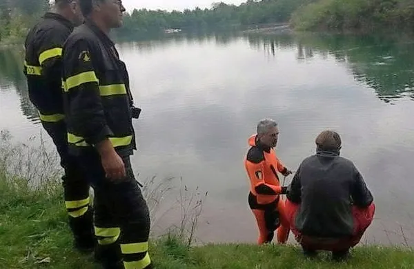 Približno 35 let stara ženska, doma iz Porcie, je z avtomobilom, v katerem je bil na zadnjem sedežu s pasom 
pripet njen majhen otrok, iz še nepojasnjenih vzrokov zapeljala v jezero.
