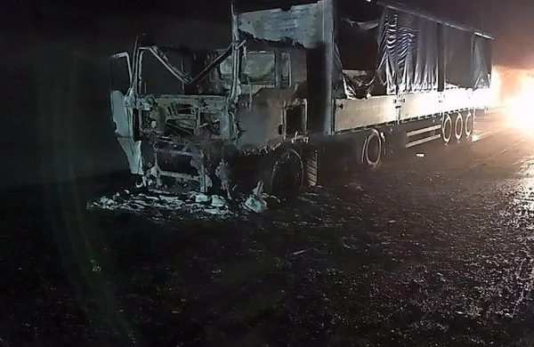 V predoru Jasovnik je v sredo zgodaj zjutraj zgorel slovenski 
tovornjak. Ogenj je poškodoval tudi predor in infrastrukturo v 
njem.