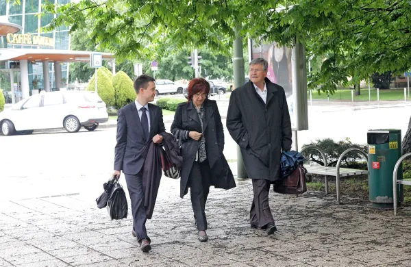 Črnigoj (desno) s soprogo in odvetnikom bo še kar nekajkrat  
svojo pogodbo s Primorjem zagovarjal na sodišču.  