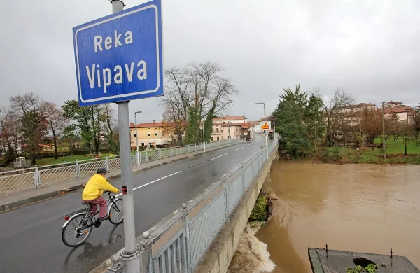  Popoldne in v noči na soboto lahko reka Vipava doseže 
opozorilni pretok in se predvsem v zgornjem toku razlije na 
območjih pogostih poplav. 
