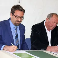 Glavni pristopni dokument je listina Zelena politika slovenskega turizma, ki sta jo župana Tadej Beočanin in Ivan 
Princes  podpisala danes, ob simbolnem odprtju zelene 
polnilnice za električna vozila na parkirišču za starim mlinom 
v Ajdovščini.
