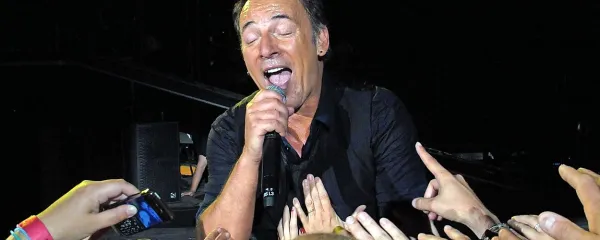 Večno mladi šef rokenrola in mojster nepozabnih koncertov  Bruce Springsteen bo glasno in 
žlahtno plat Amerike z E Street Bandom 3. julija pripeljal na milanski stadion San Siro, kjer bo 
nastopil še dva večera pozneje,  16. julija pa bo tovarišija nažigala še v Rimu.  