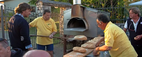  Toliko kruha ne spečejo dnevno niti v večjih kraških pekarnah, 
se je pohvalil Mario Kante.