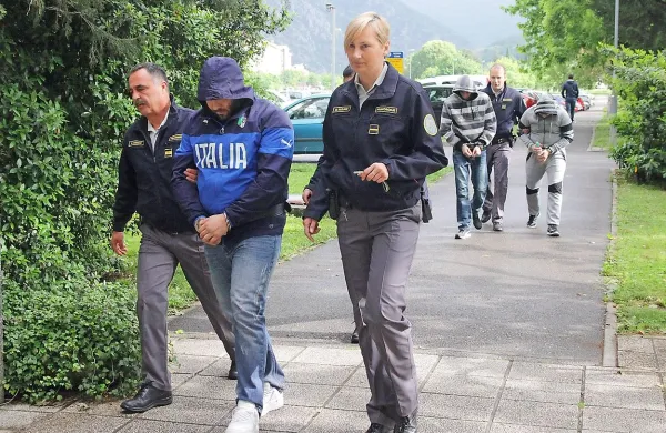  Robi Plut si je med drugim tudi z opisom petega sostorilca, ki 
je pobegnil s kraja prijetja, prislužil milejšo kazen.
