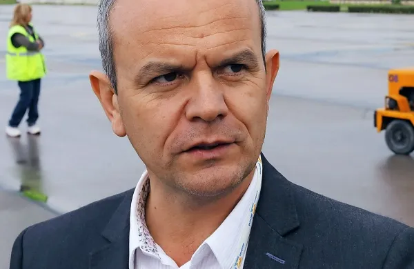 Robert Krajnc: “Pogovori, ki jih imamo s tistimi, 
ki hočejo z nami delati, so vedno hendikepirani 
zaradi naše infrastrukture, ki je, kakršna je. 
Govorim o vzletno-pristajalni stezi, o premajhni 
ploščadi in o hangarjih.”
