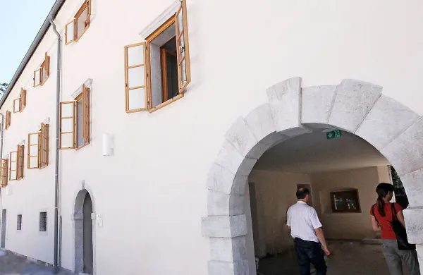 Osem mesecev po podpisu pogodbe, se univerza še ni 
vselila v gospodarski del dvorca. Zaposleni v upravi občine 
redno zračijo prostore, da  ne bi   nastajala vlaga. 
