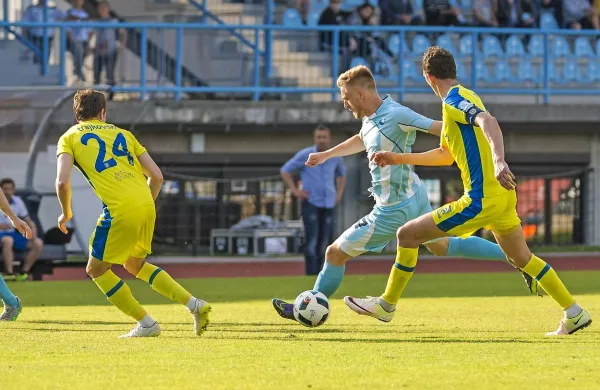 Andrej Kotnik (z žogo) je zatresel mrežo v Krškem, jo bo tudi 
danes s Koprčani?