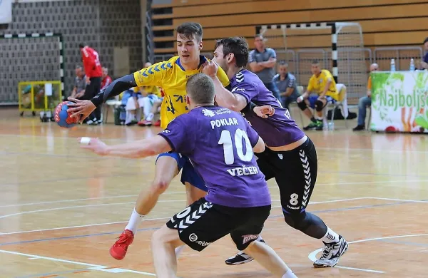 Kakovostne tekme v končnici so prva priložnost za rast 
mladih koprskih rokometašev. Na fotografiji je (z žogo) Marko 
Matijašević.