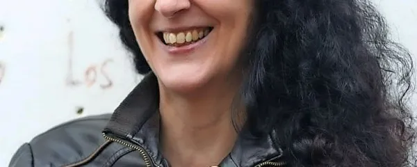 Elena De Vecchi:  “Želela sem, da bi bilo sporočilo 
knjige, če že mora biti kakšno sporočilo, to, da se je 
možno sporazumevati, spontano in brez prisile, 
zgolj zato, ker se ljudje poznajo med seboj.” 