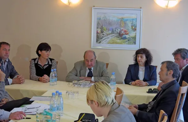 Civilna iniciativa za Lipico skupaj s štirimi kraškimi občinami 
podpira predlog zakona o Kobilarni Lipica, ki ga je v 
parlamentarni postopek vložil poslanec SMC Marko Ferluga.