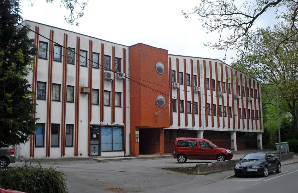 V stavbi, kjer je bila nekoč uprava Toka, danes kar nekaj 
zasebnikov prodaja poslovne prostore.