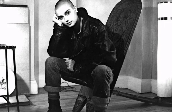 Sinead O'Connor je svetovno slavo dosegla leta 1990 s 
pesmijo Nothing Compares 2 U, ki jo je napisal sedaj že 
pokojni Prince.