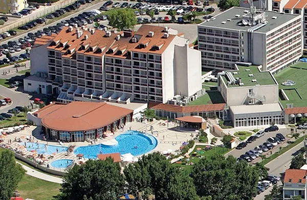  V Baški na otoku Krku so zaradi suma legionele zaprli štiri 
hotele podjetja Valamar.
