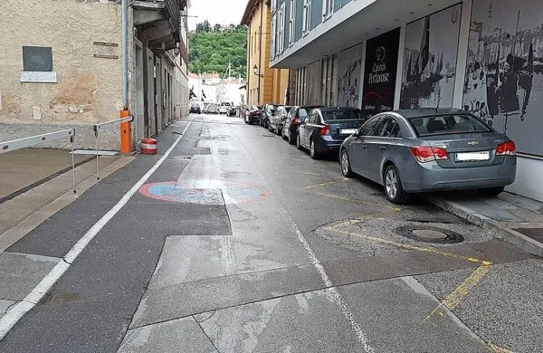Intervencijska pot, ki jo uporabljajo piranski gasilci, je praviloma takole ovirana.