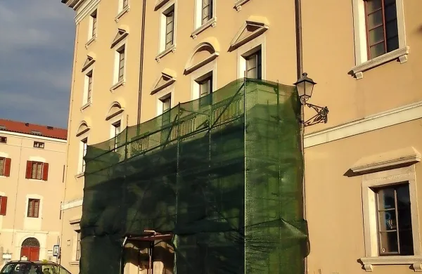 Prenavljajo vhod v palačo Trevisini