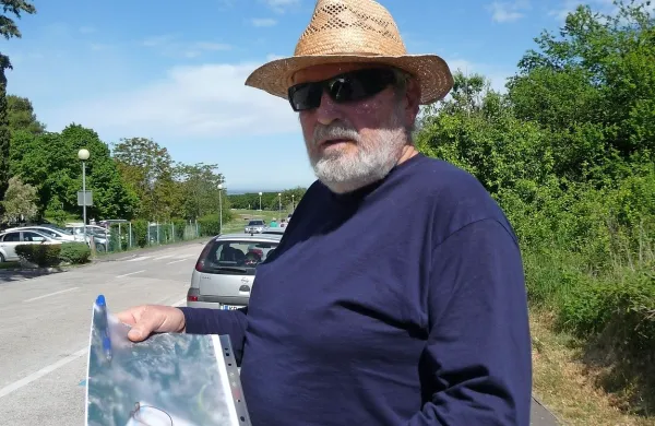 Stane Černe s  skico trase hitre ceste Jagodje-Dragonja, s 
katero je seznanil piranskega župana Petra Bossmana.        