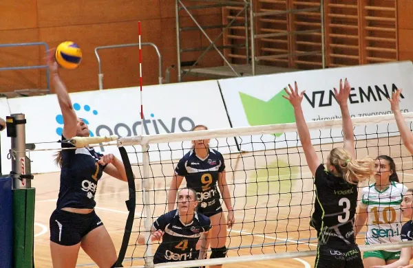 Jedro novogoriške ekipe na  zadnji tekmi:  Jovana Vukčević (z 
žogo), Zala Zbičajnik (4), Teja Kolbl (9) in Maja Pahor (10).