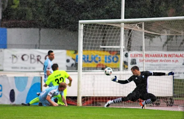 Tako je Ivor Horvat (v rumenem dresu) dosegel edini gol na 
primorskem obračunu.