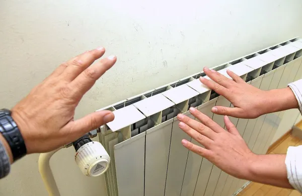 Varčevanje pri ogrevanju se stanovalcem blokovskih naselij 
ne bo izšlo, saj se  poraba  vse stavbe med stanovanja v celoti 
razdeli po ogrevani površini, ne tudi po odčitkih kalorimetrov. 
V praksi to pomeni, da bodo stanovalci plačevali glede na 
kvadraturo stanovanja, ne pa glede na izmerjeno porabo.