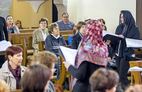 Vokalna skupina Vikra je 22. sezono Glasbe z vrtov svetega  
Frančiška odprla  v cerkvi Frančiškanskega samostana na 
Kostanjevici.