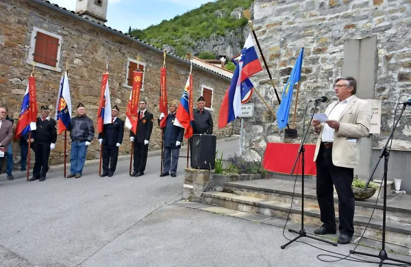 Borci postavili spominsko obeležje duhovniku
