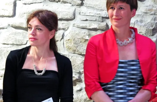 Kuratorka bienala sodobnega nakita Filo rosso Isabella 
Bembo (levo) in oblikovalka Sandra Kocjančič iz izolske 
galerije Drat