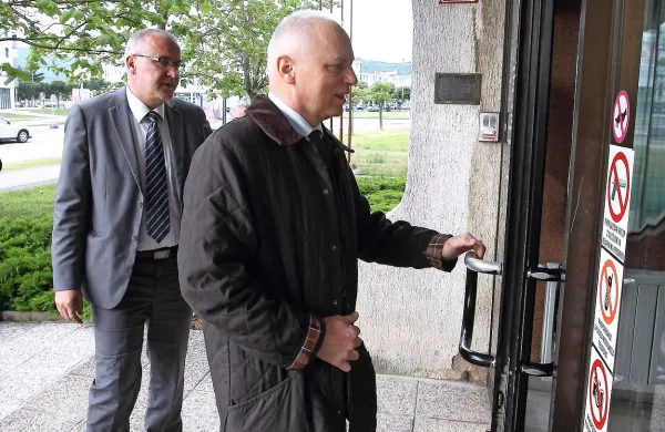 Andreja Lovšina  namesto Marka Bošnjaka, ki so ga imenovali 
za novega slovenskega sodnika evropskega sodišča za 
človekove pravice, brani njegov odvetniški kolega Janez 
Koščak, v obrambi pa ostaja Dean Babič.