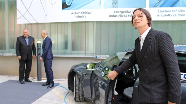 Uroš Platiše, “oče” pametne varovalke, pri polnjenju Teslinega avtomobila z njeno pomočjo.

