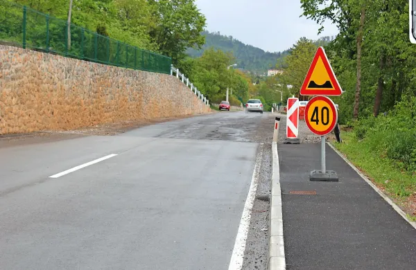 Cesta skozi Kal je novo podobo dobila v spodnji polovici vasi, v zgornji, kjer je cesta povsem 
načeta, pa naj bi  dela zaključili do prihodnjega leta.